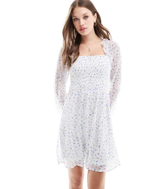 Vero Moda – Luźna sukienka mini z długim rękawem i kwadratowym dekoltem w drobny niebieski kwiatowy wzór