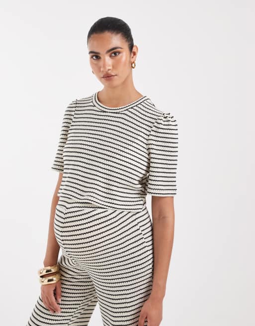 Vero Moda Maternity - Conjunto negro y crema a rayas de pantalones de pernera ancha y camiseta de manga corta y corte cuadrado de punto de croché, 3 de 3
