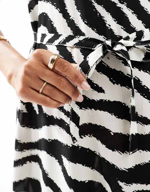 Vero Moda Maternity – Easy – Gesmoktes, knöchellanges Umstands-Trägerkleid mit Zebramuster, 4 von 4