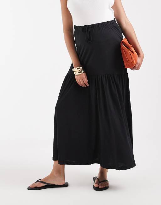 Vero Moda Maternity - Falda larga negra escalonada de estilo boho con lazada en la cintura de punto liso, 2 de 5