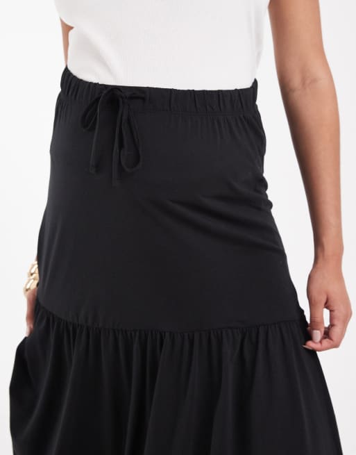 Vero Moda Maternity - Falda larga negra escalonada de estilo boho con lazada en la cintura de punto liso, 3 de 5