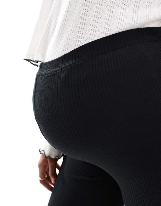 Vero Moda Maternity – Gerippte, ausgestellte Leggings in Schwarz mit Überbauchbund, 5 von 5