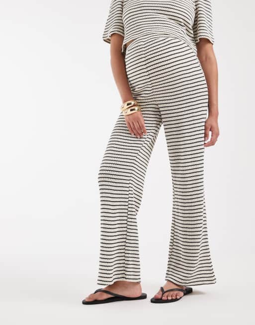 Vero Moda Maternity – Gräddvita, svartrandiga, virkade byxor i jersey med vida ben, del av set, 2 av 5