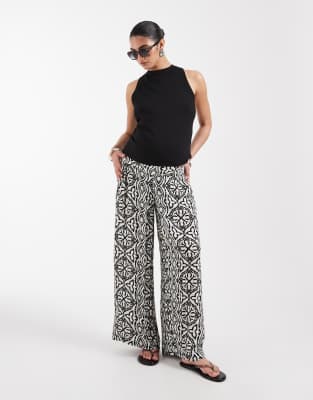 Vero Moda Maternity - Hose mit weitem Bein und schwarzem Kachelmuster-Weiß