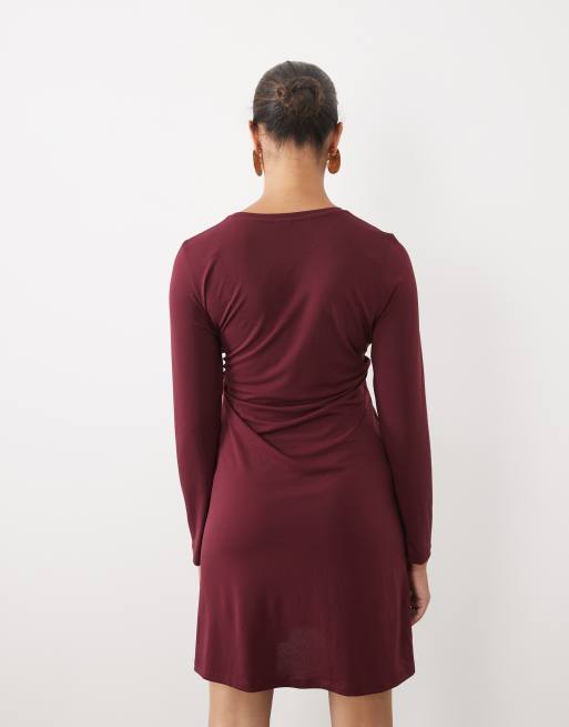 Vero Moda Maternity long sleeve ruched detail jersey midi dress in burgundy, 4 of 4