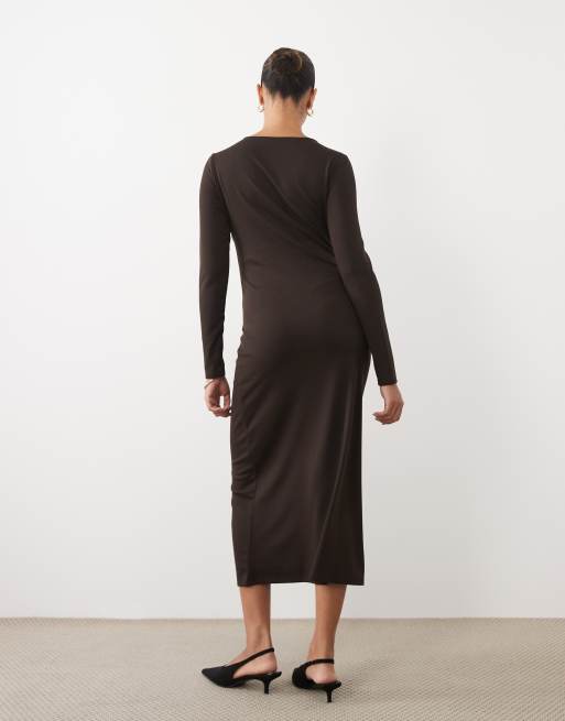 Vero Moda Maternity long sleeve ruched jersey midaxi dress with shoulder detail in chocolate brown, 3 of 4