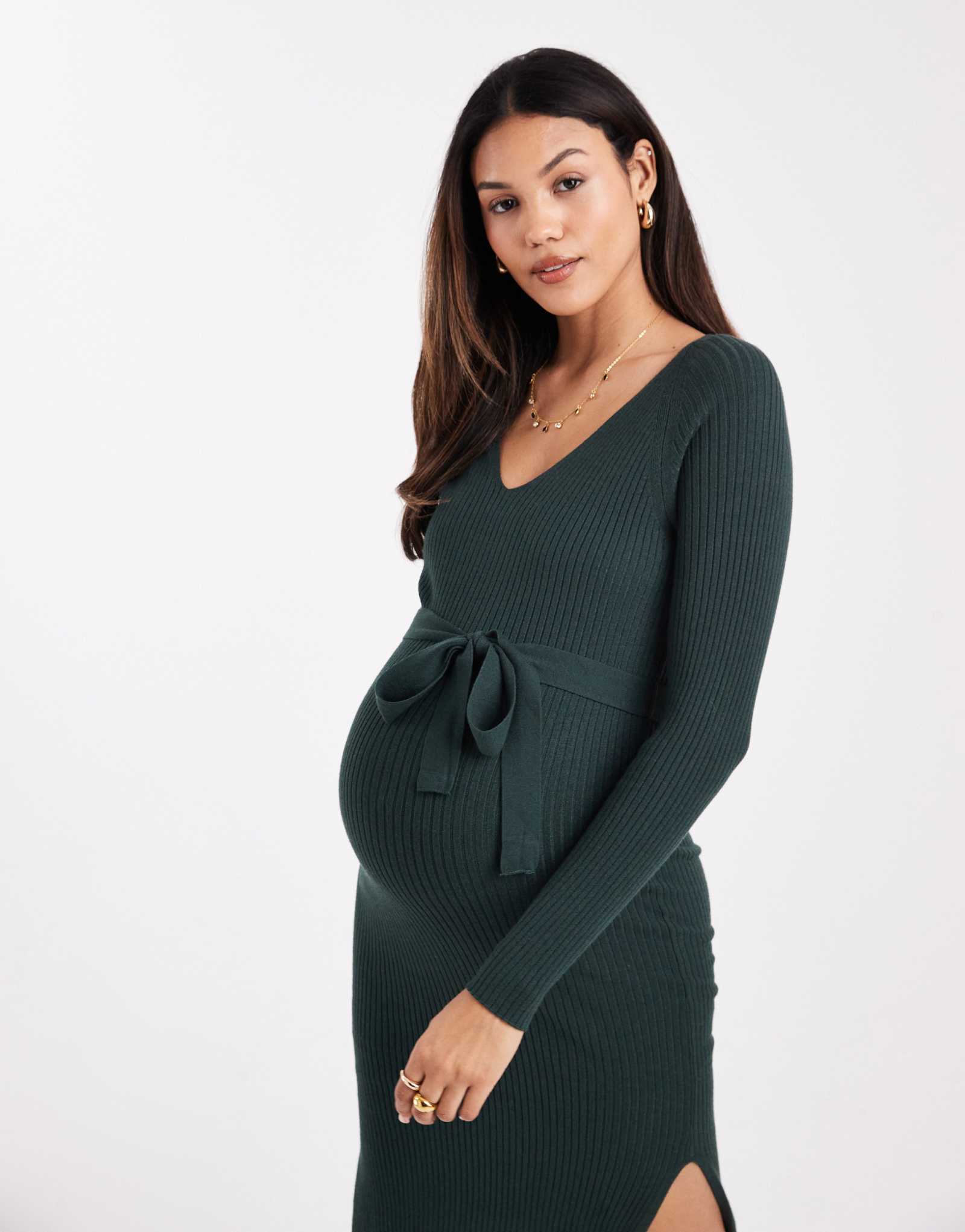 Платье миди из трикотажа в рубчик для беременных Vero Moda зеленого цвета с длинным рукавом и поясом