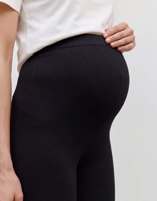 Vero Moda Maternity - Sømløse ribstrikkede leggings med taljekant over maven i sort, 5 af 5