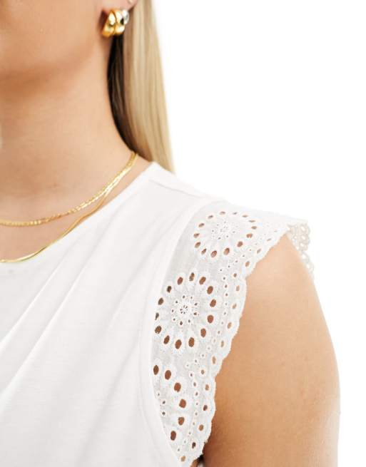 Vero Moda Maternity – T-Shirt in Weiß mit Lochstickerei am Ärmel, 2 von 4