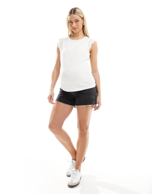 Vero Moda Maternity – T-Shirt in Weiß mit Lochstickerei am Ärmel, 3 von 4