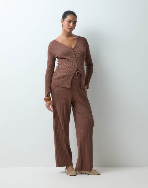 Vero Moda Maternity – Brązowy prążkowany zestaw dżersejowy, 3 z 3