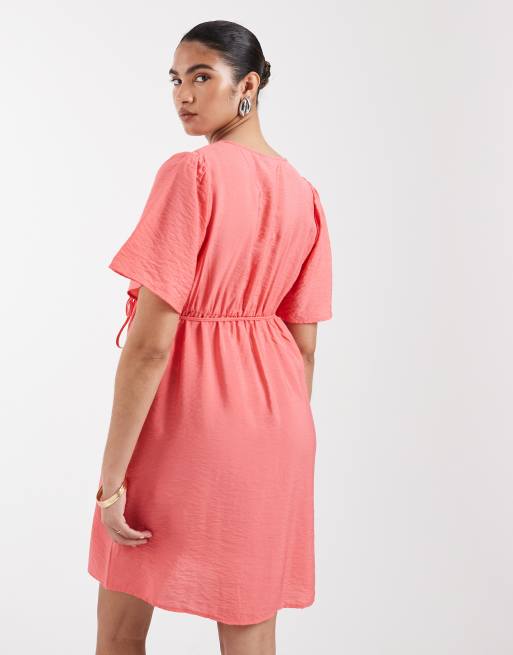 Vero Moda Maternity - Vestito corto a portafoglio rosa corallo con maniche con volant, 4 di 4