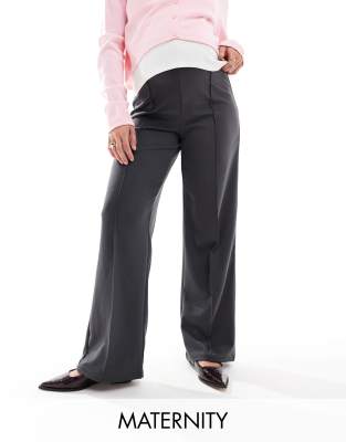 Thumbnail - Vero Moda Maternity - Weite Hose in Grau mit Faltendetail vorne