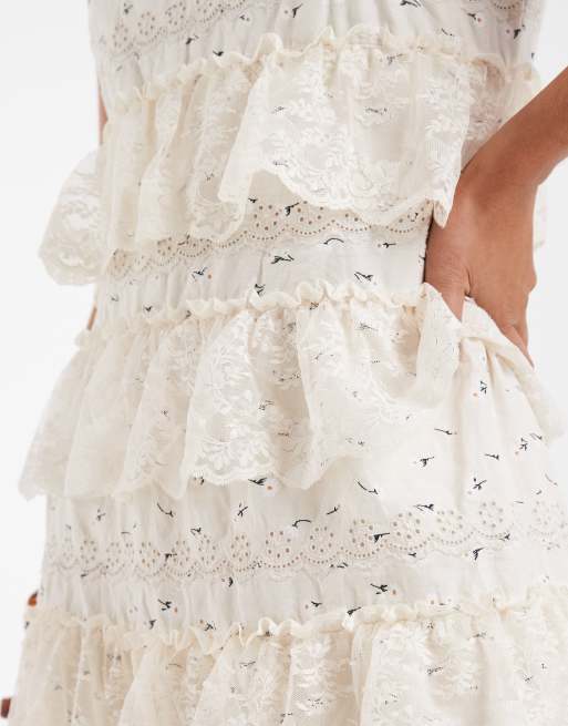 Vero Moda – Maxi-Trägerkleid aus Baumwolle in Cremeweiß mit Blümchenmuster und gestufter Spitzenborte, 2 von 4