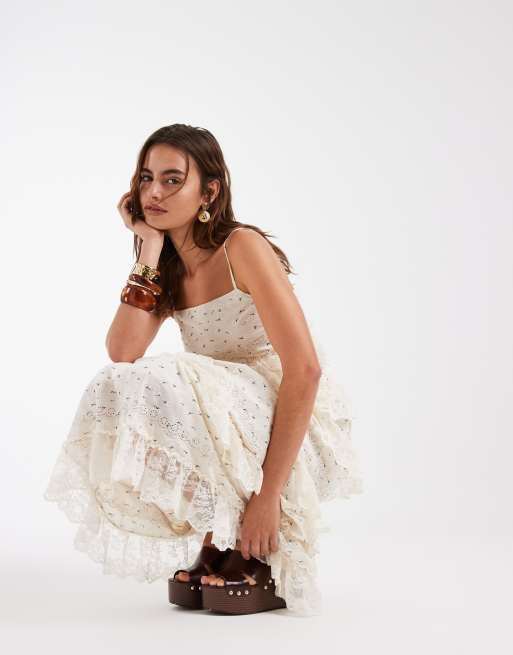 Vero Moda – Maxi-Trägerkleid aus Baumwolle in Cremeweiß mit Blümchenmuster und gestufter Spitzenborte, 3 von 4