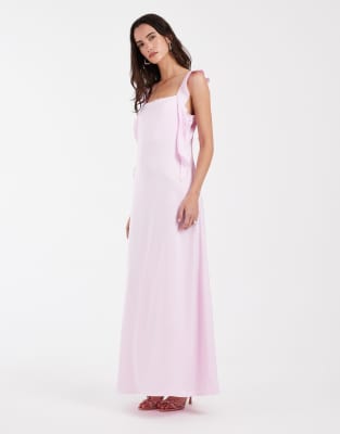 Vero Moda - Maxikleid aus Satin in Ballerina-Rosa mit Wasserfallausschnitt und drapiertem Rüschendetail