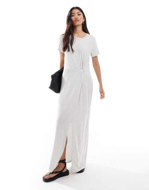 Vero Moda – Maxikleid in Weiß mit schwarzen Streifen und Knotenverzierung vorn