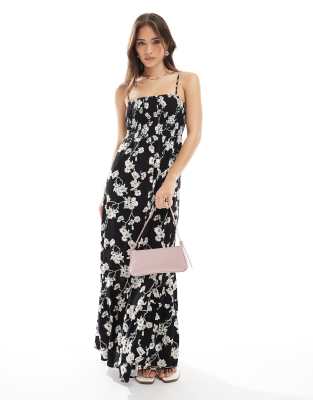 Vero Moda - Maxikleid mit gesmokter Brustpartie und schwarz-weißem Blumenmuster