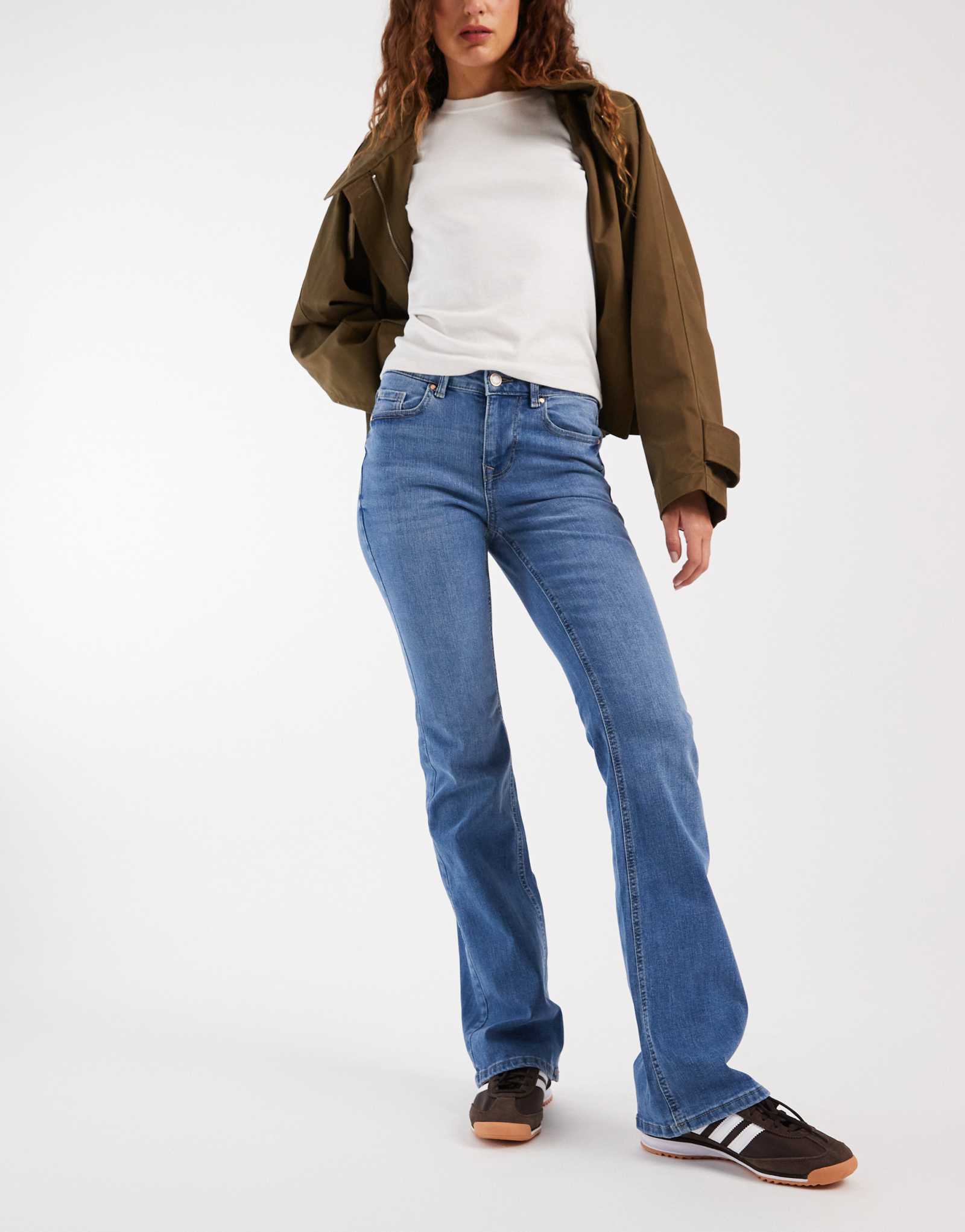 Расклешенные джинсы Vero Moda средней посадки из денима темно-синего цвета