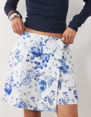 Vero Moda Mid Rise Skort In White