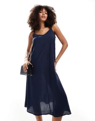 Vero Moda - Midi-Trägerkleid aus Webstoff in Marineblau mit V-Ausschnitt