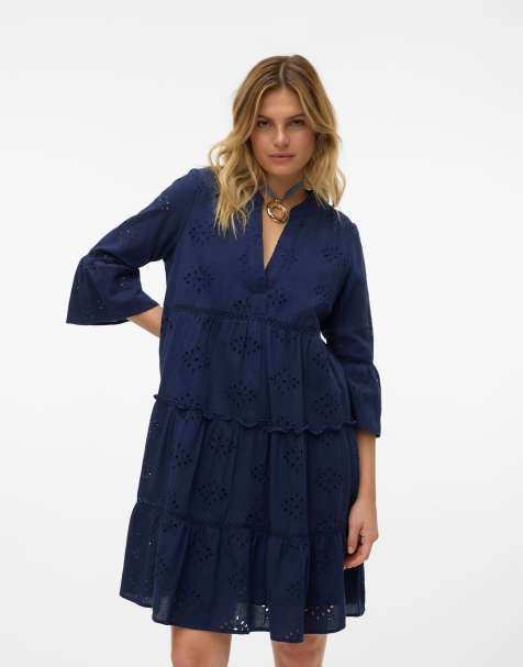 Vero Moda - Mini jurk met broderie en V-hals in marineblauw - view 1