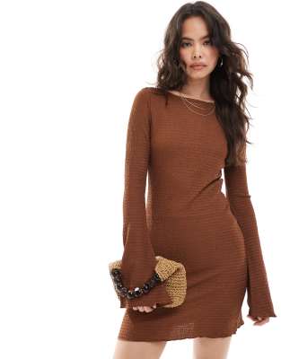 Vero Moda - Mini-jurk met textuur en klokmouwen in chocoladebruin - view 1