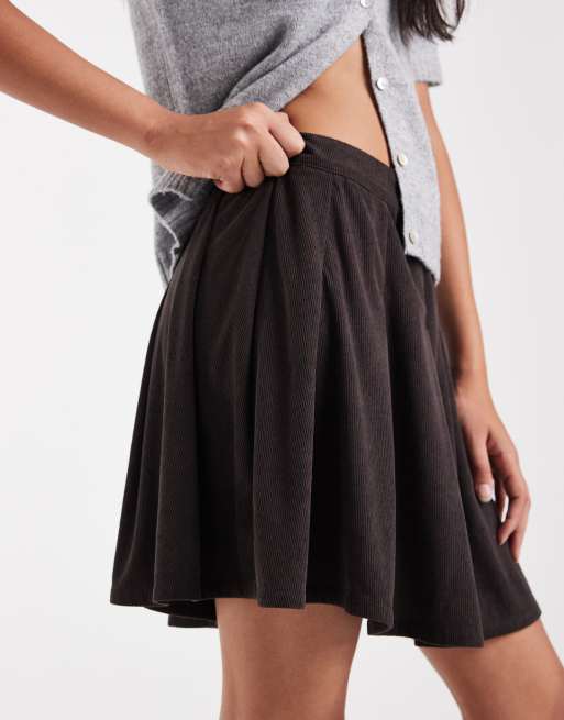Vero Moda mini rok met hoge taille en plooien in chocoladebruin, 4 van 5