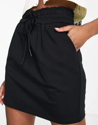 Vero Moda Vero Moda mini ruffle skirt in black