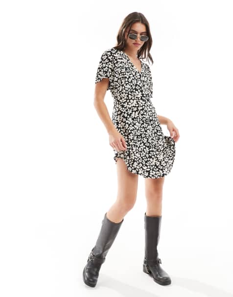 Vero Moda - Mini skaterjurk met knoopsluiting in zwart en crèmekleurige bloemenprint - view 1