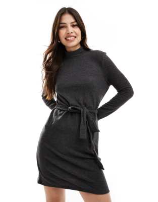 Vero Moda - Mini-Strickkleid in Schwarz meliert mit hohem Kragen und Taillenschnürung