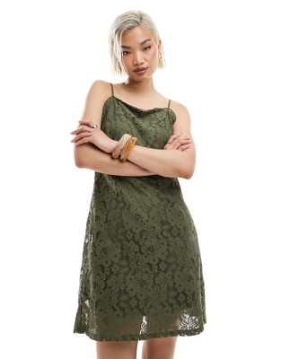 Vero Moda - Mini-Trägerkleid aus olivgrüner Spitze mit eckigem Ausschnitt