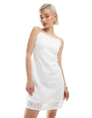 Vero Moda - Mini-Trägerkleid aus Spitze mit eckigem Ausschnitt-Weiß