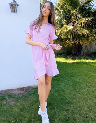 Vero Moda – Mini-Wickelkleid mit Volants und Blümchenmuster in Flieder