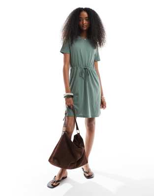 Vero Moda - Minikleid aus Jersey in Khaki mit Bindegürtel-Grün