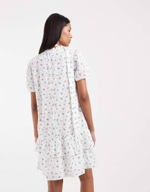 Vero Moda – Minikleid aus Popeline in Weiß und Blau geblümt mit Bindegürtel, Spitzenbesatz und Rüschensaum, 4 von 4