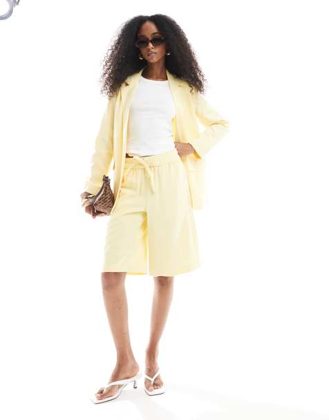 Vero Moda – Mixa och matcha – Blekgula, figursydda shorts i lång modell, del av set - view 1