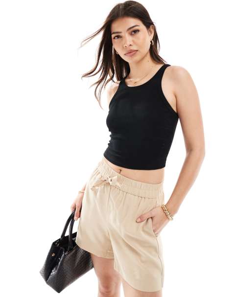 Vero Moda – Mixa och matcha – Gräddvita, figursydda shorts, del av set - view 1