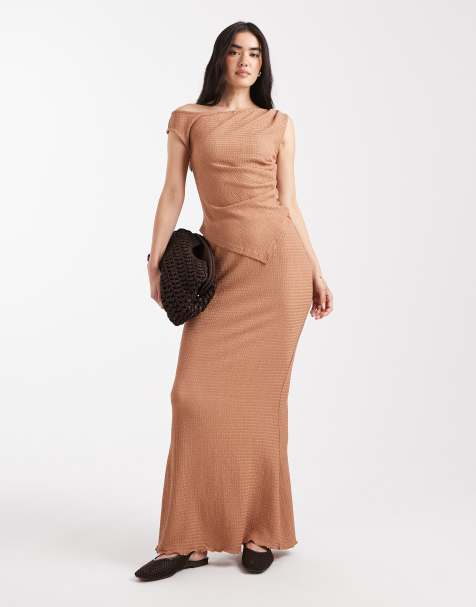 Vero Moda - Mokkafarvet jerseysæt med asymmetrisk draperet top og maxinederdel med tekstur - view 1