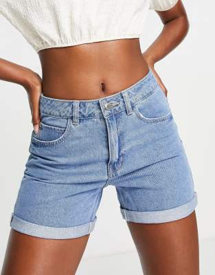 Vero Moda - Mom-Shorts aus Denim in Hellblau