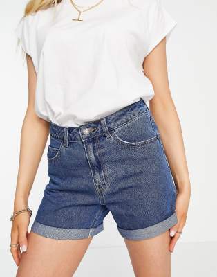 Vero Moda - Mom-Shorts aus Denim in Mittelblau