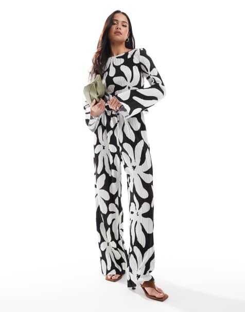 Vero Moda – Monokromt set med plisserad topp och byxor med blommigt mönster - view 1