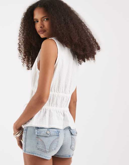 Vero Moda - Mouwloze seersucker top met gestrikte voorkant in wit, 4 van 4