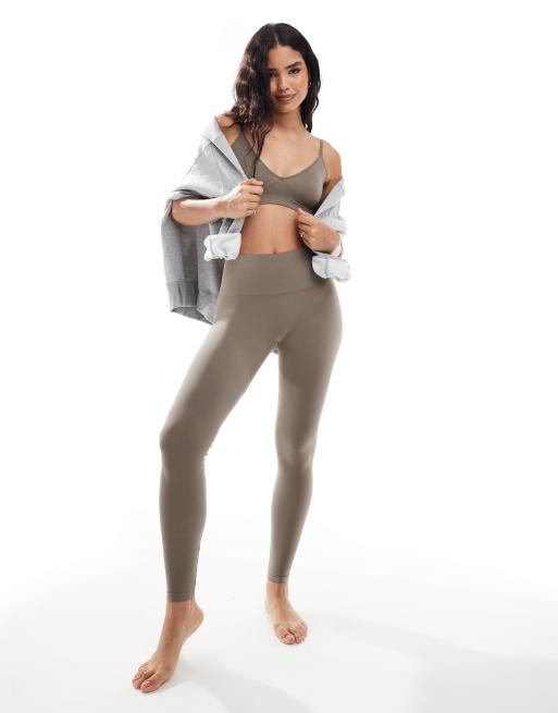 Vero Moda – Nahtloses BH-Oberteil in Braungrau mit tiefem V-Ausschnitt, Kombiteil, 4 von 4