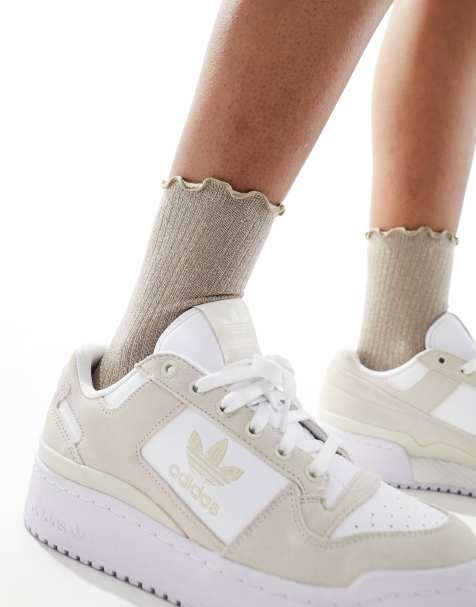 Vero Moda – Neutrala, ribbade, glittriga strumpor med volangkant - view 1
