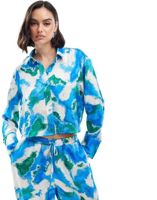 Vero Moda – Niebieska satynowa koszula o krótkim fasonie w abstrakcyjny wzór, część zestawu