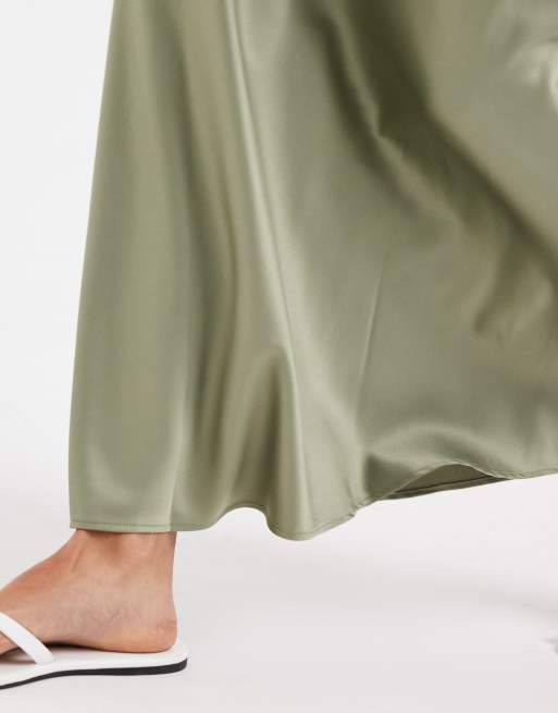 Vero Moda – Oljegrön, diagonalskuren midikjol i satin, 3 av 5
