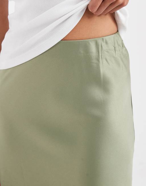 Vero Moda – Oljegrön, diagonalskuren midikjol i satin, 4 av 5