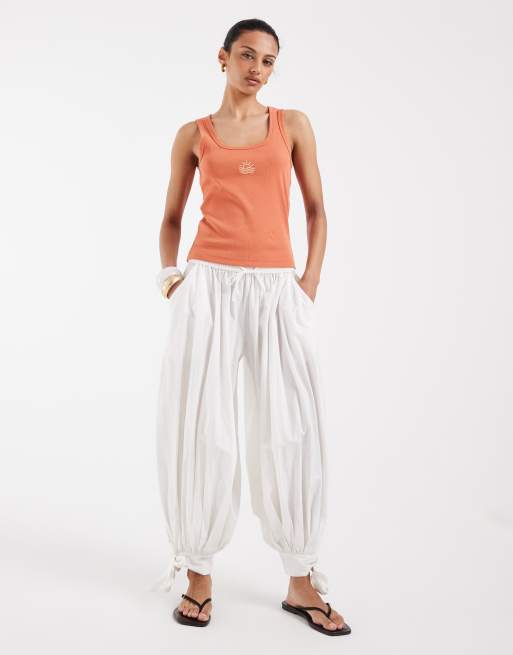 Vero Moda – Orange, ribbat linne med djup halsringning och broderad sol, 2 av 4