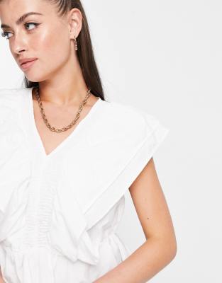 white sleeveless frill blouse